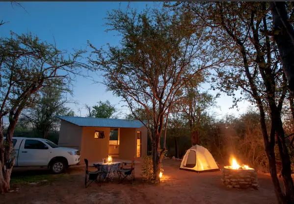 Onguma Tamboti camping lors d'un safari à Etosha en Namibie