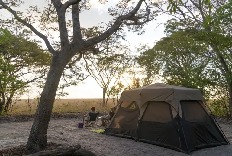 Un camping lors d'un safari dans le parc national Liuwa en Zambie