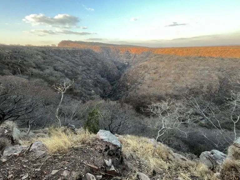 Mucheni Gorge lors d'un safari à Chizarira au Zimbabwe